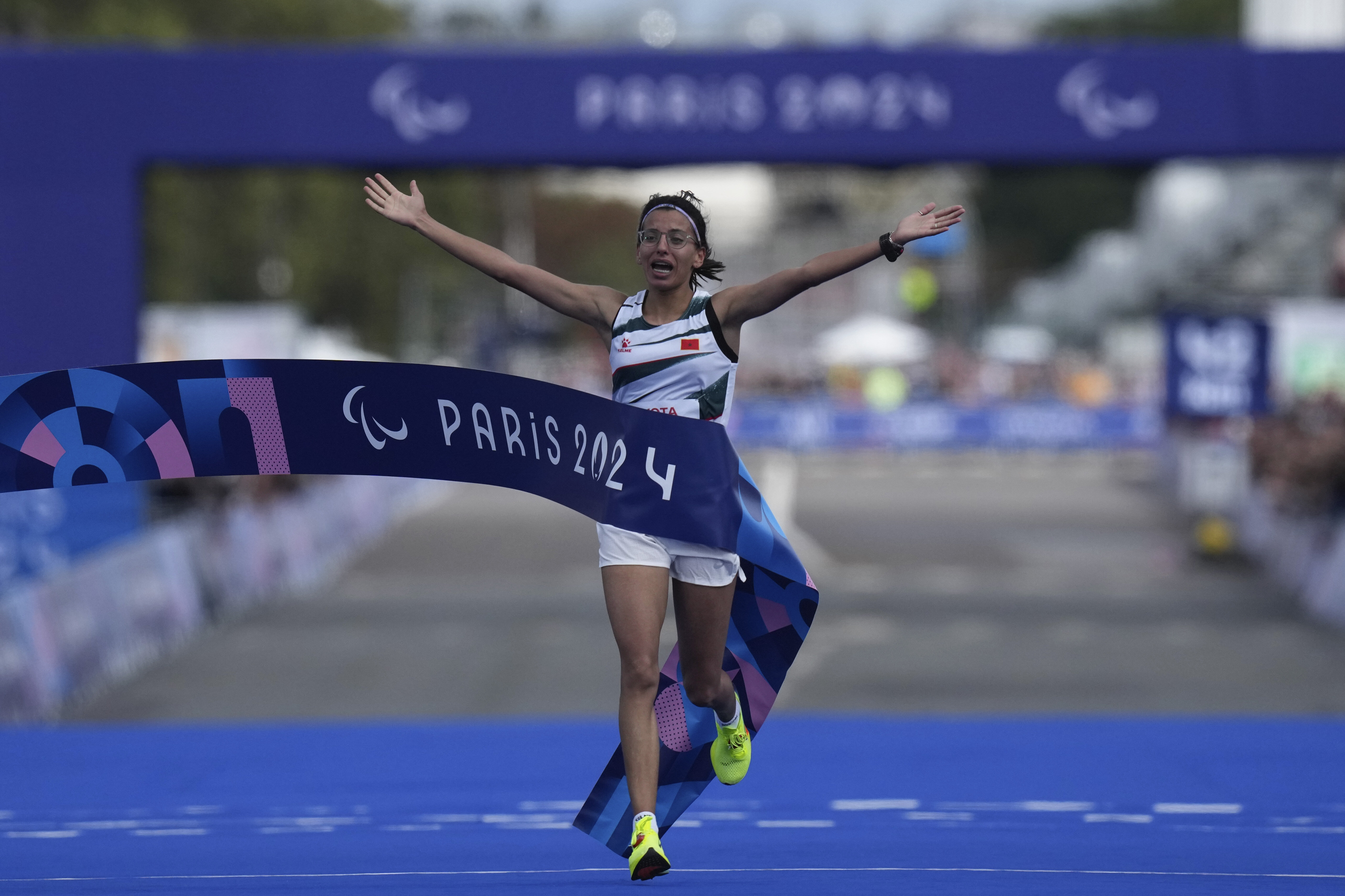 Morocco’s Fatima Ezzahra El Idrissi smashed the world record in the women’s marathon for runners with visual impairments on the last day of the Paralympic Games.